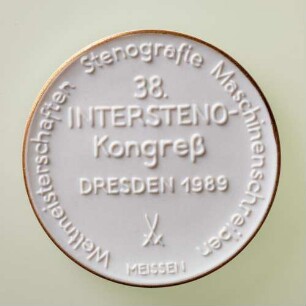 Meisterschaftsmedaille 38. Intersteno-Kongress in Dresden 1989 : Medaillensammlung Stenografische Sammlung. Meisterschaftsmedaille 38. Intersteno-Kongress in Dresden 1989. Porzellan; Durchmesser 50 mm, Gewicht 19 g (1989; Porzellanmanufaktur Meißen). Dresden: SLUB R c 0324