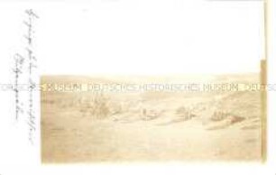 Österreichische Soldaten vor Erdlöchern
