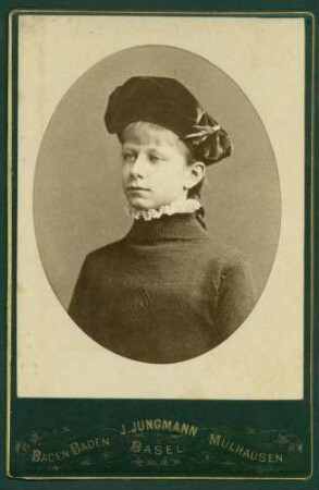 Prinzessin Viktoria mit Samtbarett, Brustporträt.