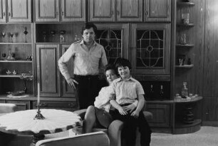 Familie V. (selbständiger Tischlermeister, Sonderentladungspumperin) im Wohnzimmer