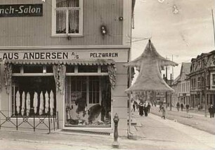 Tromsø/Norwegen. Straßenzug mit Pelzwarenladen