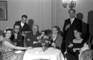 Madrid (Spanien): Empfang im Hotel Ritz; Gruppe am Tisch