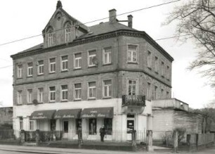 Dresden-Blasewitz, Tolkewitzer Straße 13. Wohnhaus mit Laden (1886/1900). Eckansicht mit Fassade Fuchsstraße