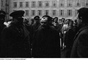 Dresden. Rodion Jakowlewitsch Malinowski, Verteidigungsminister der UdSSR und Marschall der Sowjetunion, während seines Besuches der Militärakademie Dresden der NVA, 4. April 1964