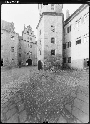 Annaburg. Schloss (1572-1573, 1578; C. Tendler). Hinterschloss. Hofansicht mit Treppenturm (1585)