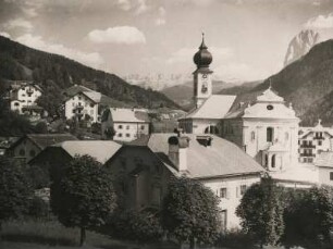 St. Ulrich in Gröden. Im Zentrum die geichnamige Pfarrkirche, errichtet im barocken Baustil von 1792 - 1796