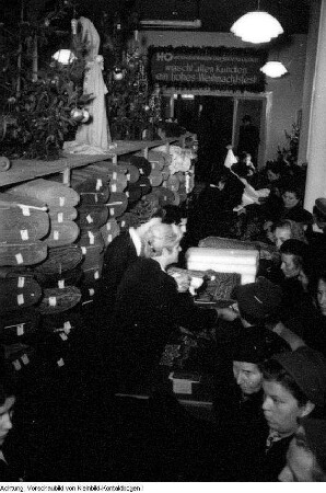 Dresden, Kurt-Fischer Platz (Olbrichtplatz), Nordhalle, Weihnachtsmesse 1953, Herstellung und Verpackung von Dresdner Weihnachtsstollen, November 1953