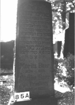 Grabstein 85 (Index: 100081616) Material: Granit Zustand: gut Maße HxBxT: 170x57x32 cm Beschreibung: Obelisk, Sockel Steinmetz: Löffler: Grabstein 85A