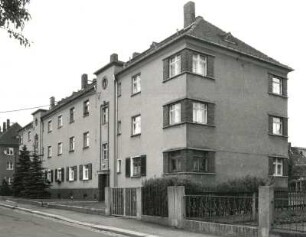 Radebeul, Barthübelstraße 1/3. Doppelwohnhaus (um 1925). Ecklage zur Dredner Straße