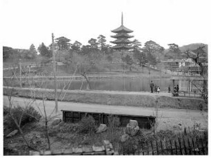 Nara, Japan. Blick über den Sarusawaike-Teich zur Pagode Gojūnotō (1426) im Kōfuku-ji