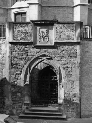 Meisenheim. Schlosskirche (Ehemalige Johanniterkirche). Portal (um 1486/1500) mit Wappen