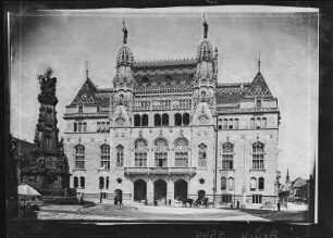 Budapest. Königlich ungarisches Finanzministerium (1904) : Budapest. Königlich ungarisches Finanzministerium (1901-1904; Sándor Fellner) und Dreifaltigkeitssäule auf dem Platz der Heiligen Dreifaltigkeit
