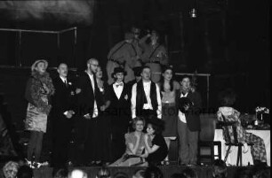 Kleines Theater: Hamburger Straße: Theatergruppe "Blaue Wolke": Aufführung des Dramas "Ghetto" von Joshua Sobol: Bühne, Szenenbild mit Darstellern: unten Zuschauer: 8. Februar 1998