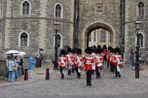Windsor bei London - die Garde marschiert aus dem Schloss : Königliche Garde verlässt nach der Wachablösung Schloss Windsor, aufgenommen am 15. Mai 2006