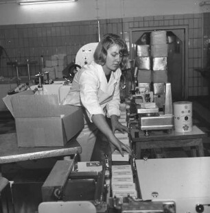 Deutschland. Arbeiterin am Fließband, Butterproduktion