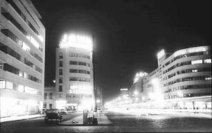 Bukarest: Boulevard Bratianu, enger Durchblick auf Kirche, Nachts
