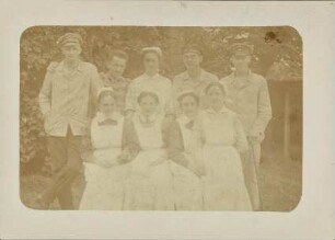 [Soldaten und Krankenschwestern]