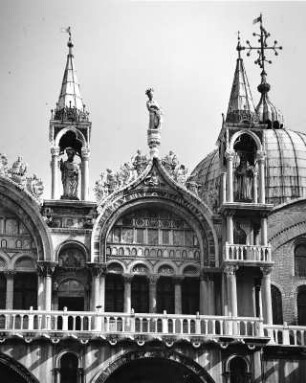 Venedig. San Marco (976-1094). Giebel des Langhauses