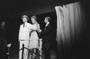 Szenenbilder aus dem Stück"Wir sind noch einmal davongekommen" von Thornton Wilder am Hebbel-Theater in Berlin