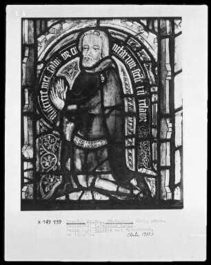 Nördliches Chorfenster — Bildnis eines Stifters mit Spruchband