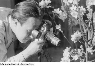 Roger Rössing beim Fotografieren von Blüten