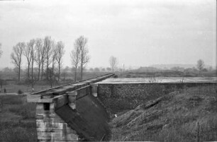 Rastatt: Unfertiges Autobahnteilstück; Brückenfragment bei Rastatt; von oben mit Blick auf die Trasse