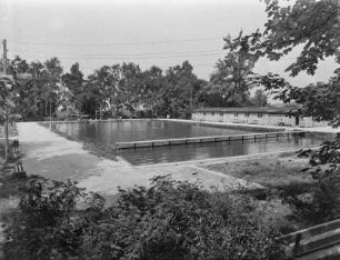 Obercunnersdorf. Blick auf ein Schwimmbecken im Freibad
