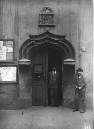 Blick auf Portal des Gebäudes Große Ulrichstraße 18. Bildmitte und Rechte Bildseite - Zwei Männer am Portal stehend
