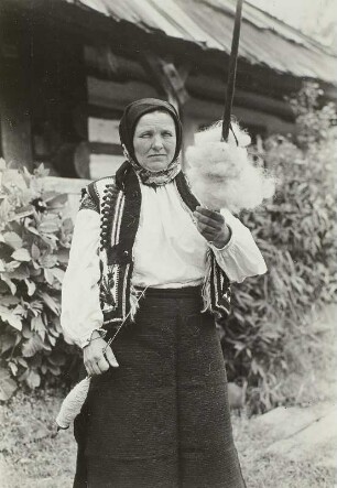 Rahó (heute Rachiw / Ukraine), Ruthenin mit Flachs und Spindel beim Spinnen