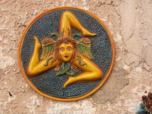 Die Trinacria-antikes Emblem mit drei laufenden Beinen und dem schlangenhaarigen Kopf der Medusa, wird heute als Souvenir angeboten. Tonreliefs in der Antike mit diesem Symbol waren an den Tempeln angebracht. Beim Anblick des Reliefs versteinerten die Feinde