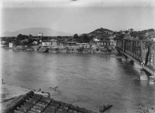 Brücke : Brücke über ein Gewässer