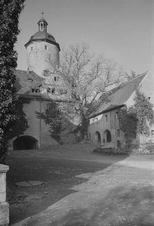 Burg Ranis. Blick über den Burghof zum Querflügel, Bergfried und Nordflügel