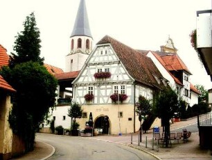 Ansicht von Norden mit Kirche in erhöht liegendem Kirchhof sowie ortsseitig liegenden Speicher (Zentscheune sowie Kelter) und Verwaltungsgebäuden