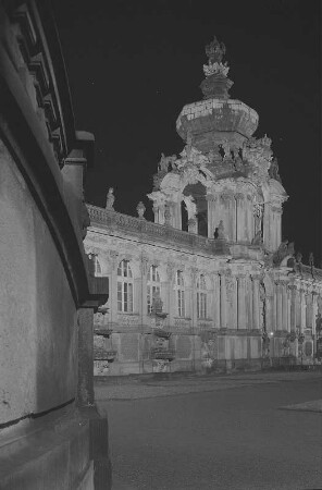 Dresden. Zwinger, Kronentor mit Langgalerien bei Nacht, Hofseite