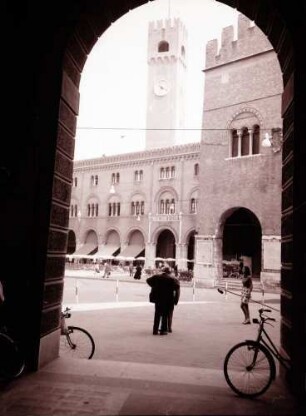 Treviso: Piazza dei Signori, mit Palazzo dei Trecento und Turm, Durchblick