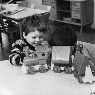 Dresden-Johannstadt, Elisenstraße. Kindergarten. Kinder beim Spielen im Gruppenraum