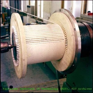 Aufbau einer Supraleiter-Spule des Instituts für Experimentelle Kernphysik (IEKP)
