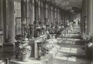 Dresden: Porzellansammlung im Zwinger, Langgalerie Juli 1952, China-Vasen