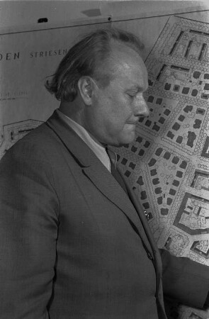 Herbert Schneider (1903-1970; Architekt, Stadtplaner) vor dem Bebauungsplan Dresden-Striesen mit Wohnkomplexzentrum Borsbergstraße (1955-1958; Beginn der Großblockbauweise)