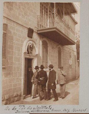 An der Tür des Instituts [Jerusalem, Palästinainstitut] Dalman, Zickermann, Fenner, Volz, Eberhard.