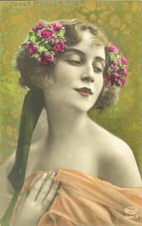 [Frau mit Blumenschmuck im Haar]