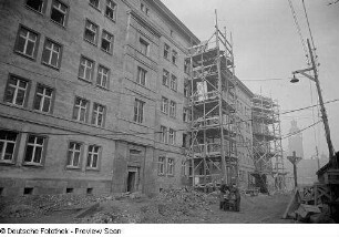 Baustelle in der Windmühlenstraße, im Hintergrund das Neue Rathaus