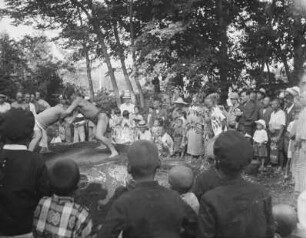 Ringkampf auf einem Fest in Yamanakako-mura : Ansicht mit Schaulustigen