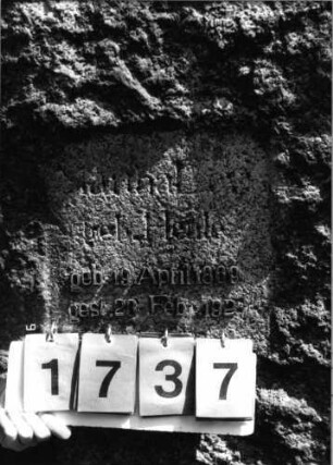 Grabstein 1737 [Hahn S. 137 Grab-Nr. 2525]: Grabstein 1737 (Detailaufnahme) [Hahn S. 137 Grab-Nr. 2525]