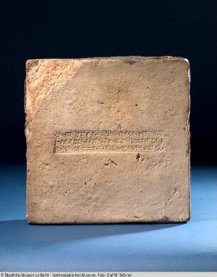 Ziegel mit dreizeiliger Inschrift und Asphaltanhaftungen