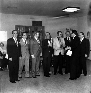 Verein Oldesloer Kegler: Stadtmeisterschaft: Schützenhalle: Landrat Hans-Henning Becker-Birck ehrt die Siegermannschaft des Männer-Mannschaftswettbewerbes "In Ordnung" der Betriebssportgemeinschaft der Kreisverwaltung Stormarn