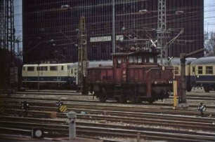 Stuttgart Hbf. Wartegruppe Ost Lok 163 001 Lok 111 032