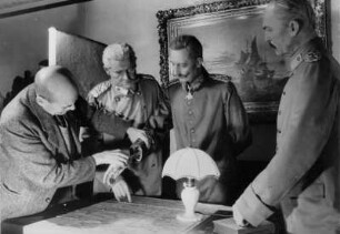 Hamburg-St. Pauli. Das Panoptikum Hamburg, das älteste und größte Wachsfigurenkabinett Deutschlands auf der Reeperbahn. Hier Kaiser Wilhelm II. in einer Generalstabsbesprechnung mit Generalfeldmarschall Paul von Hindenburg und General Erich Ludendorff