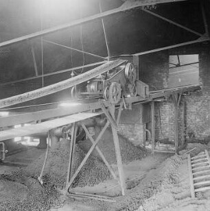 Abwurfwagen mit Transportband auf dem Schwelboden : Technikgeschichte | Technologie | Gewinnung und Verarbeitung von Braunkohle | Teerschwelerei | Pfännerschaft Halle (Saale)