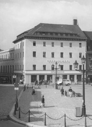 Annaberg-Buchholz. Markt mit Maibaum. Westecke gegen den Turm der Bergkirche